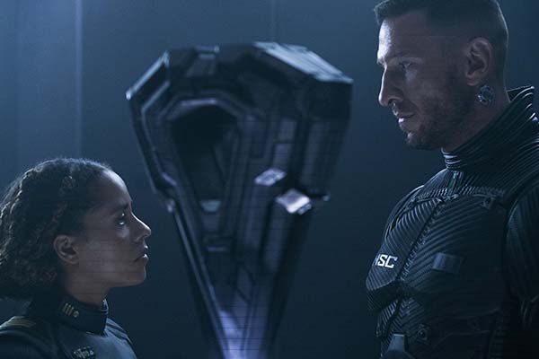 Pablo Schreiber et Olive Gray dans Halo (2022)