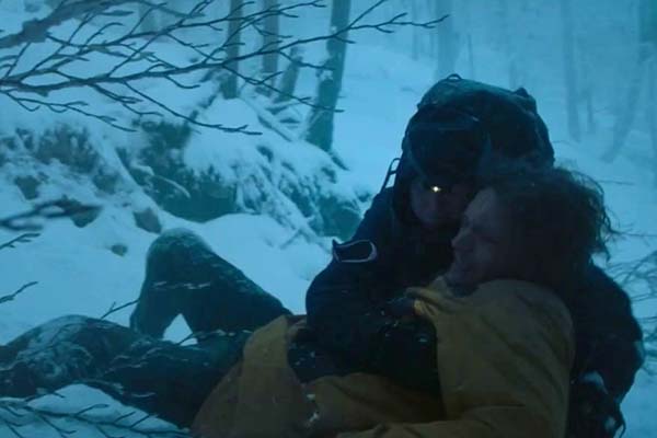 Billy Howle et Naomi Watts dans Infinite Storm (2022)