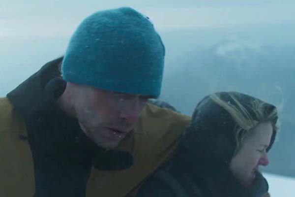 Billy Howle et Naomi Watts dans Infinite Storm (2022)