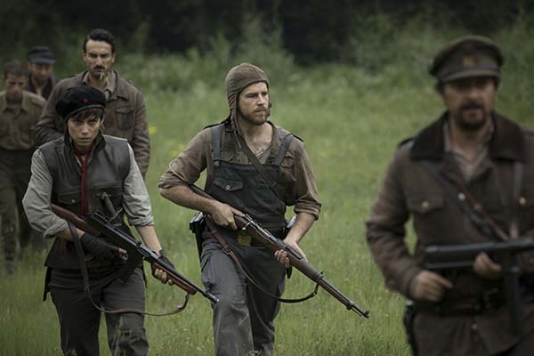 Aura Garrido et Miki Esparbé dans Valley of the Dead (2020)