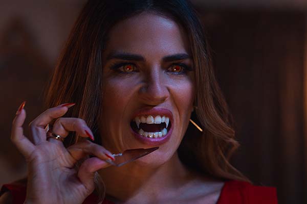 Karla Souza dans Day Shift (2022)