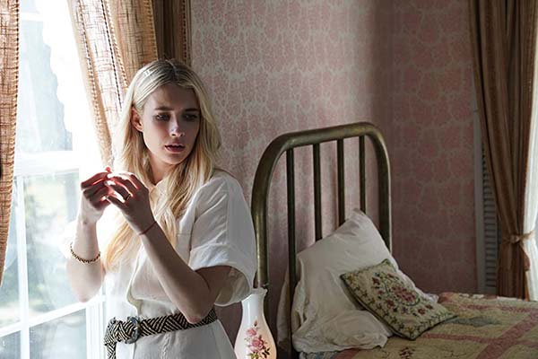 Emma Roberts dans Abandoned (2022)