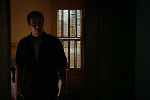 Michael Shannon dans Abandoned (2022)