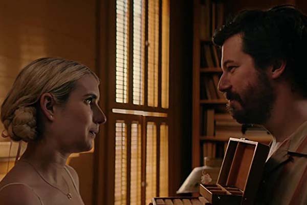 Emma Roberts et John Gallagher Jr. dans Abandoned (2022)