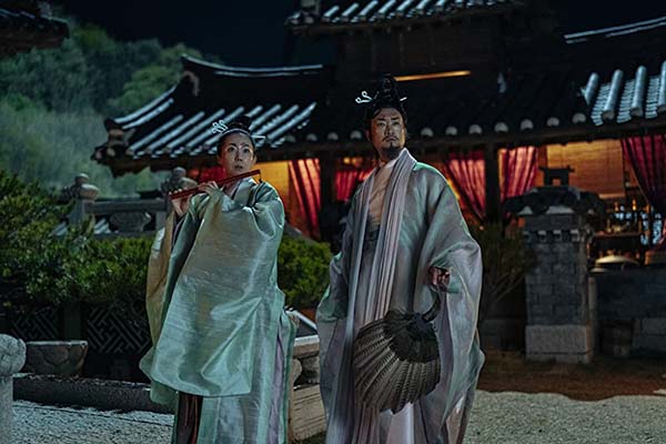 Jung-ah Yum et Woo-jin Jo dans Alienoid (2022)