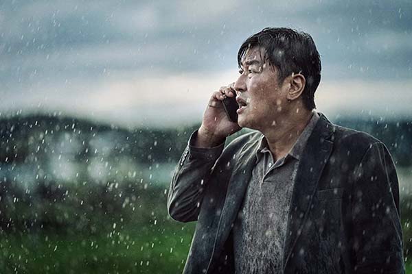 Song Kang-ho dans Emergency Declaration (2022)