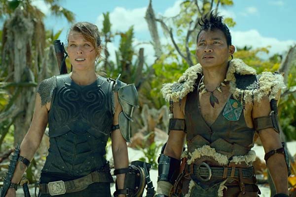 Milla Jovovich et Tony Jaa dans Monster Hunter (2020)