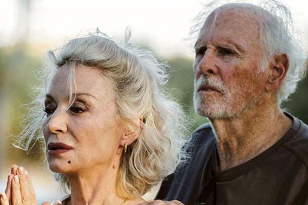 Caroline Silhol et Bruce Dern dans Remember Me (2019)