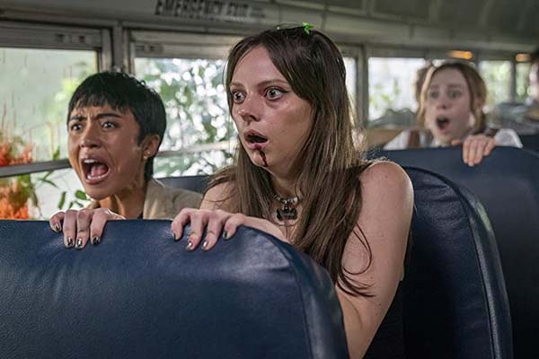 Brianne Tju et Lucy Burvant dans Unhuman (2022)