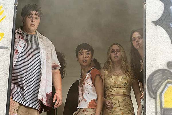 Brianne Tju, Lo Graham, Blake Burt et Ali Gallo dans Unhuman (2022)