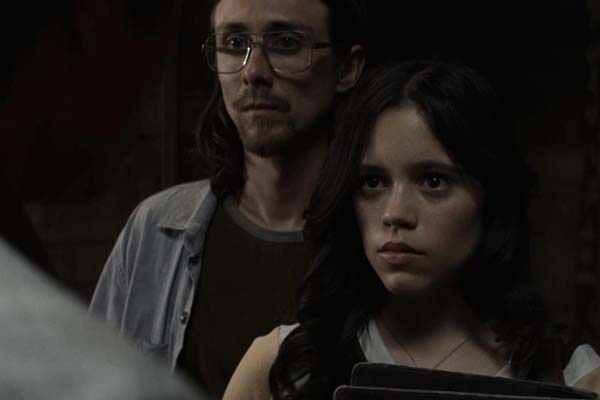 Owen Campbell et Jenna Ortega dans X (2022)