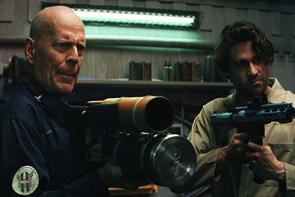 Bruce Willis et Cody Kearsley dans Anti Life (2020)