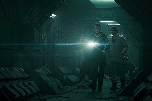 Thomas Jane et Cody Kearsley dans Anti Life (2020)