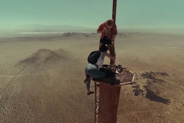 Grace Caroline Currey et Virginia Gardner dans Fall (2022)