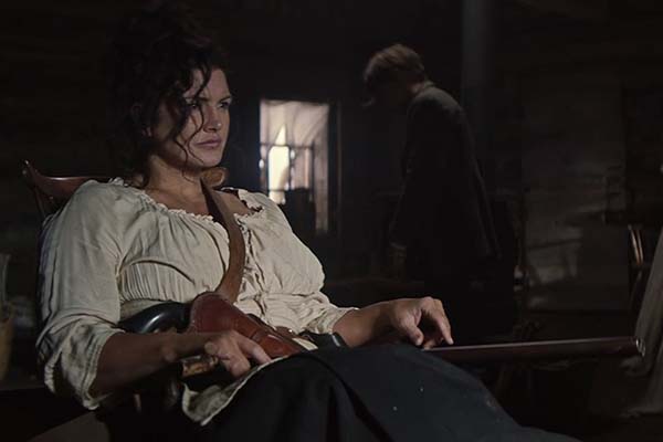 Gina Carano dans Terror on the Prairie (2022)
