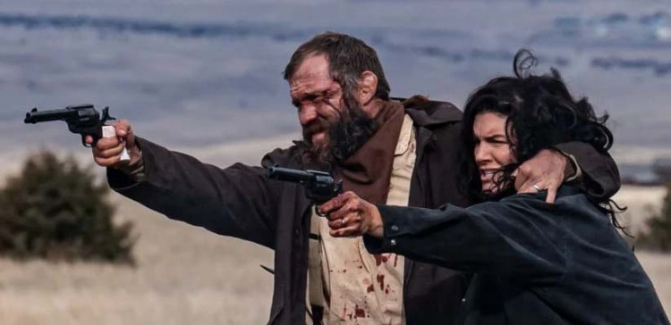 Donald Cerrone et Gina Carano dans Terror on the Prairie (2022)
