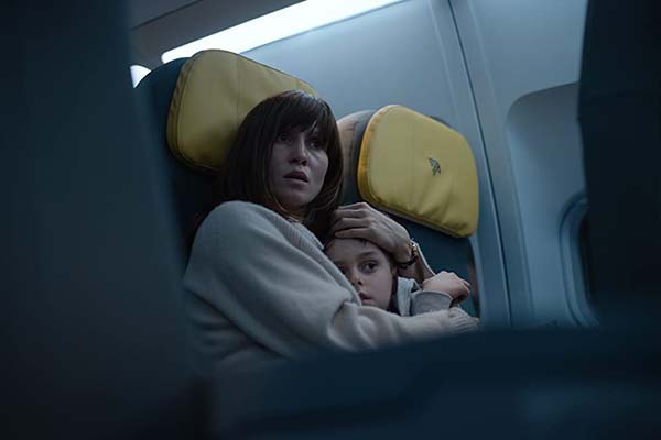 Carl Anton Koch et Peri Baumeister dans Blood Red Sky (2021)