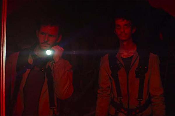 Ryan Kwanten et Kodi Smit-McPhee dans 2067 (2020)