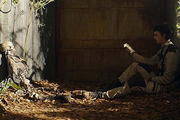 Kodi Smit-McPhee dans 2067 (2020)