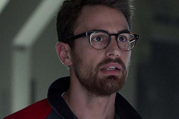 Theo James dans Archive (2020)