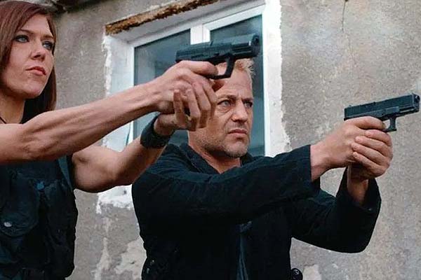 Dominique Swain et Louis Mandylor dans Battle Drone (2018)