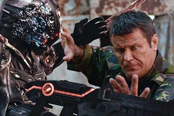 Dan Southworth dans Battle Drone (2018)