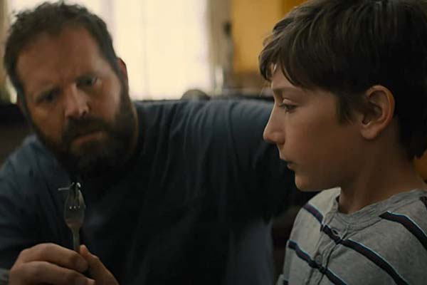 David Denman et Jackson A. Dunn dans Brightburn (2019)