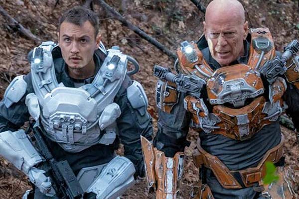 Brandon Thomas Lee et Bruce Willis dans Cosmic Sin (2021)