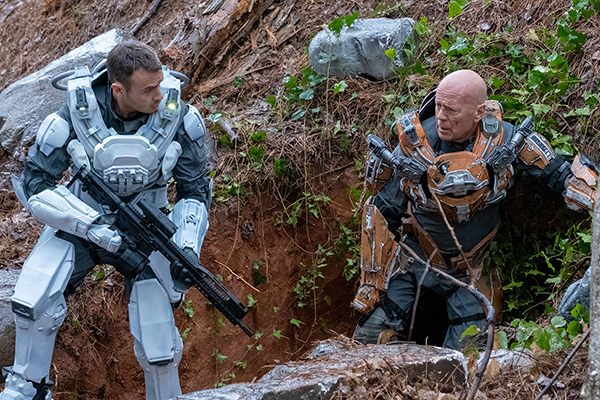 Brandon Thomas Lee et Bruce Willis dans Cosmic Sin (2021)