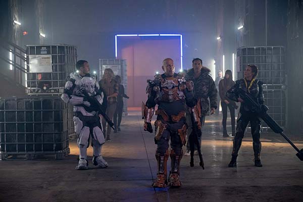 Brandon Thomas Lee et Bruce Willis dans Cosmic Sin (2021)