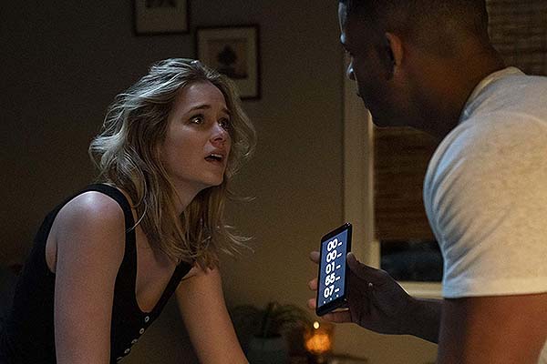 Jordan Calloway et Elizabeth Lail dans Countdown (2019)
