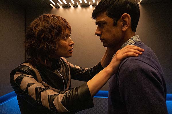 Olga Kurylenko et Amit Shah dans The Courier (2019)