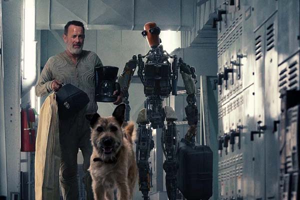 Tom Hanks et Caleb Landry Jones dans Finch (2021)