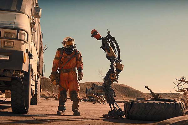 Tom Hanks et Caleb Landry Jones dans Finch (2021)