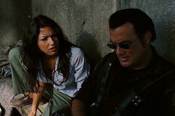 Jacqueline Lord et Steven Seagal dans Mercenary for Justice (2006)
