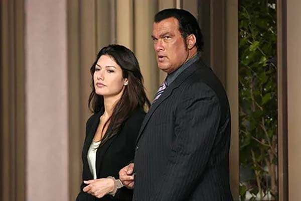 Jacqueline Lord et Steven Seagal dans Mercenary for Justice (2006)
