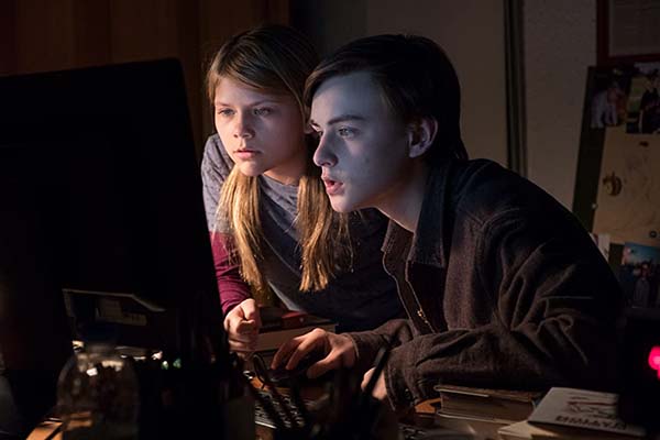 Jaeden Martell et Lia McHugh dans The Lodge (2019)