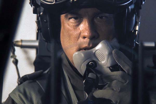 Steven Seagal dans Flight of Fury (2007)