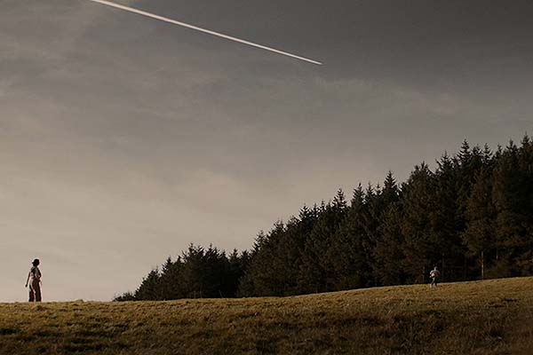 Seána Kerslake et James Quinn Markey dans The Hole in the Ground (2019)