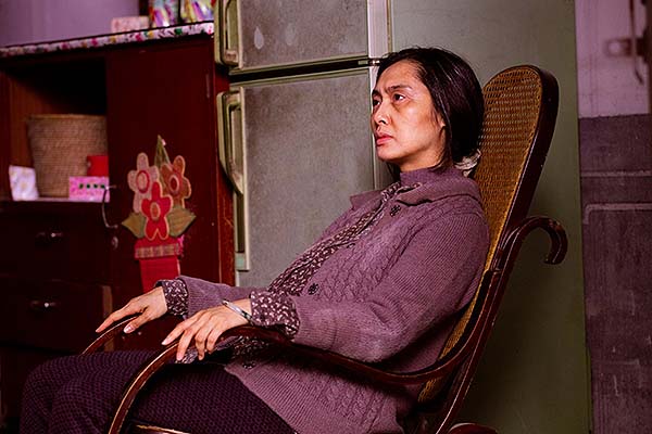 Athena Chu dans Lingering (2018)