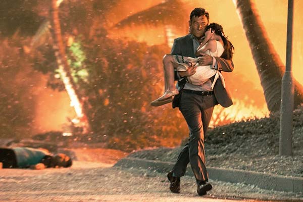Jason Isaacs et Yiqing Li dans Skyfire (2019)