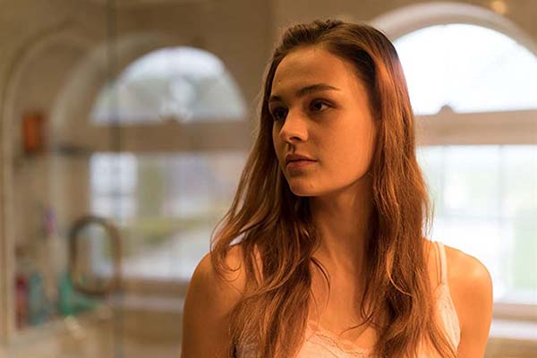 Sophie Skelton dans Code 211 (2018)