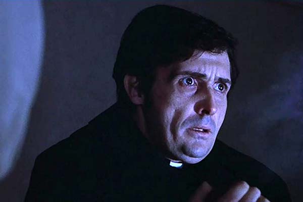 Jason Miller dans The Exorcist (1973)
