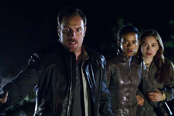 Toby Stephens, Mina Sundwall, et Taylor Russell dans Lost in Space (2018)