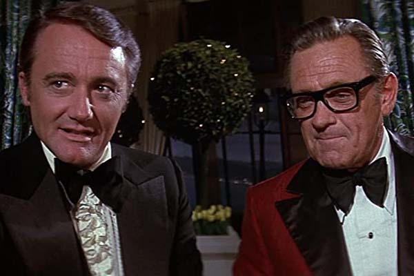 Robert Vaughn et William Holden dans The Towering Inferno (1974)