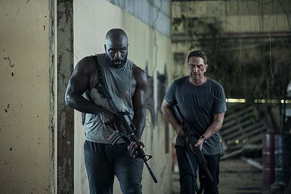 Gerard Butler et Mike Colter dans Mayday (2023)