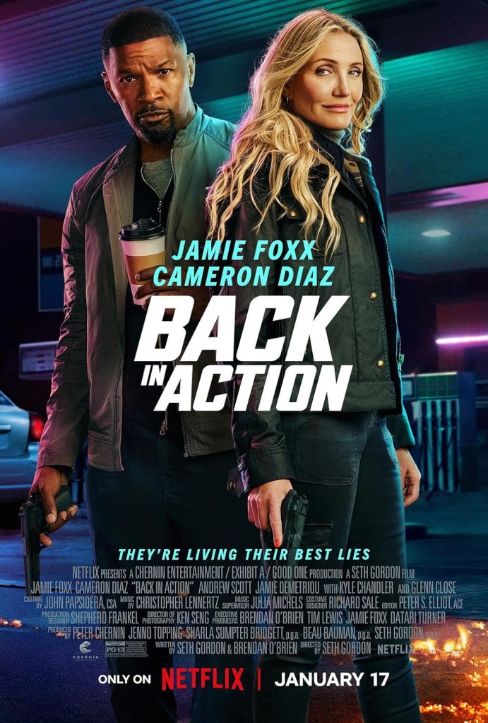 Affiche du film "Back in Action" montrant Jamie Foxx et Cameron Diaz debout, côte à côte. Jamie Foxx, à gauche, porte une veste grise et tient une tasse de café dans une main et une arme dans l'autre. Cameron Diaz, à droite, porte une veste noire et tient également une arme. Le titre "BACK IN ACTION" est écrit en grandes lettres blanches au centre, avec le slogan "They're living their best lies". L'arrière-plan suggère une scène d'action nocturne avec des lumières néon et des étincelles au sol.