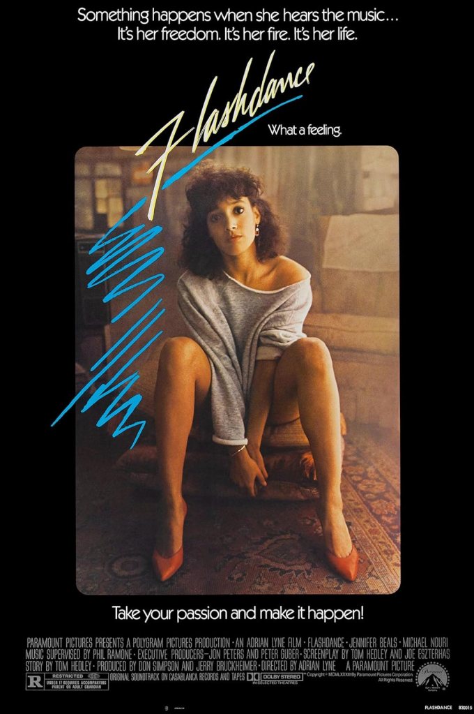Affiche du film Flashdance (1983) montrant Jennifer Beals assise sur une chaise, éclairée par une lumière bleutée.
