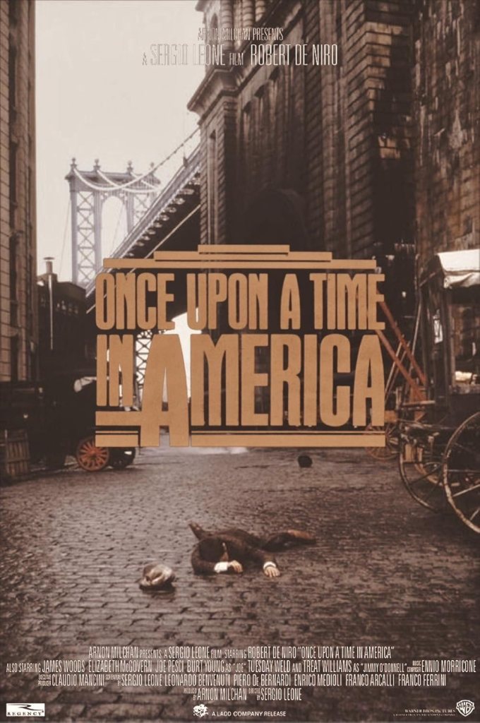 Affiche du film Il était une fois en Amérique montrant les rues pavées de New York avec le pont de Manhattan en arrière-plan et un homme au sol au premier plan.