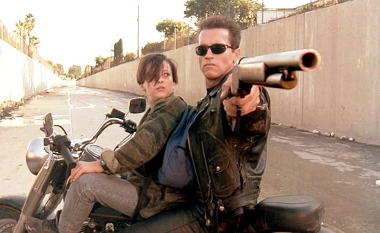 Edward Furlong et Arnold Schwarzenegger dans Terminator 2